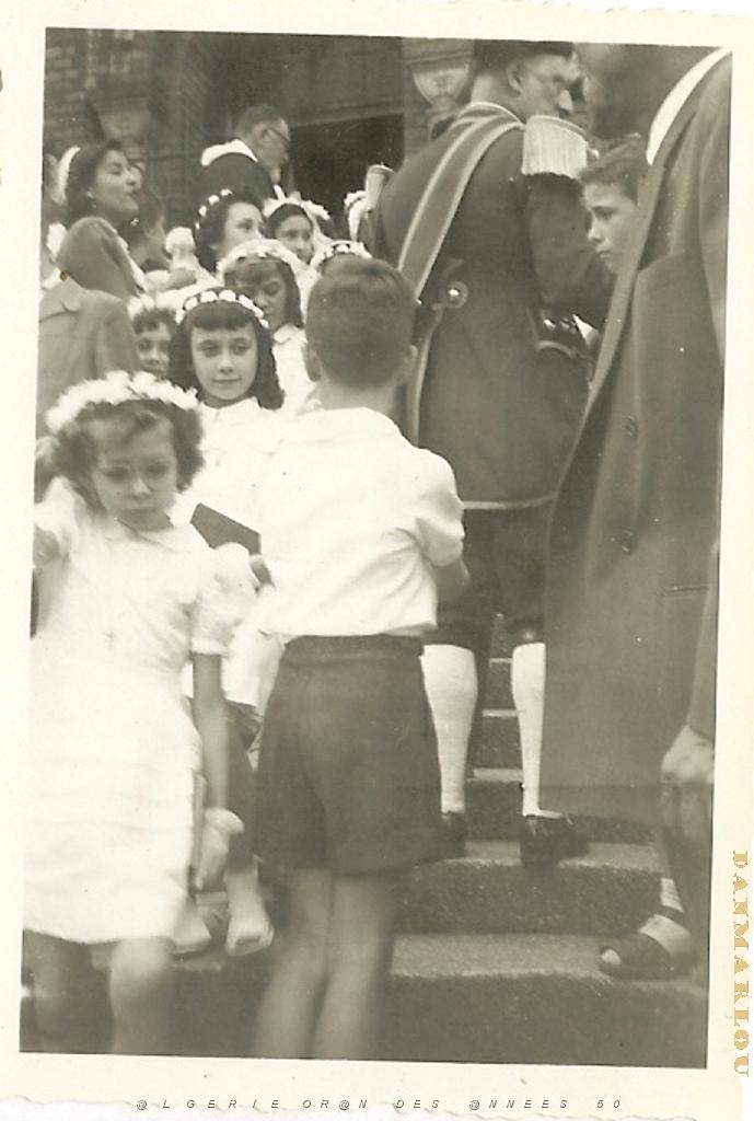 FAMILLE 012 ORAN COMMUNION PRIVEE LE SUISSE DE LA CATHEDRALE REVU EN 79 A COURBESSAC NIMES.jpg